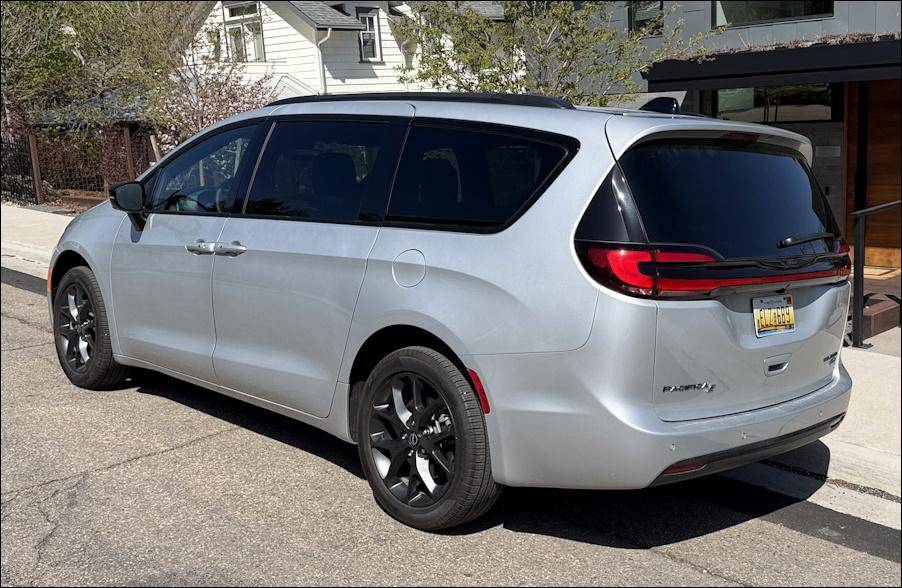 2026 chrysler pacifica awd s exterior rear
