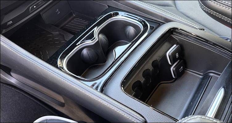 2026 chrysler pacifica awd s center console