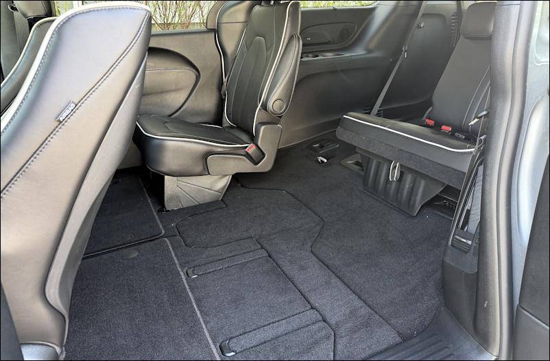 2026 chrysler pacifica awd s interior - stow and go magic