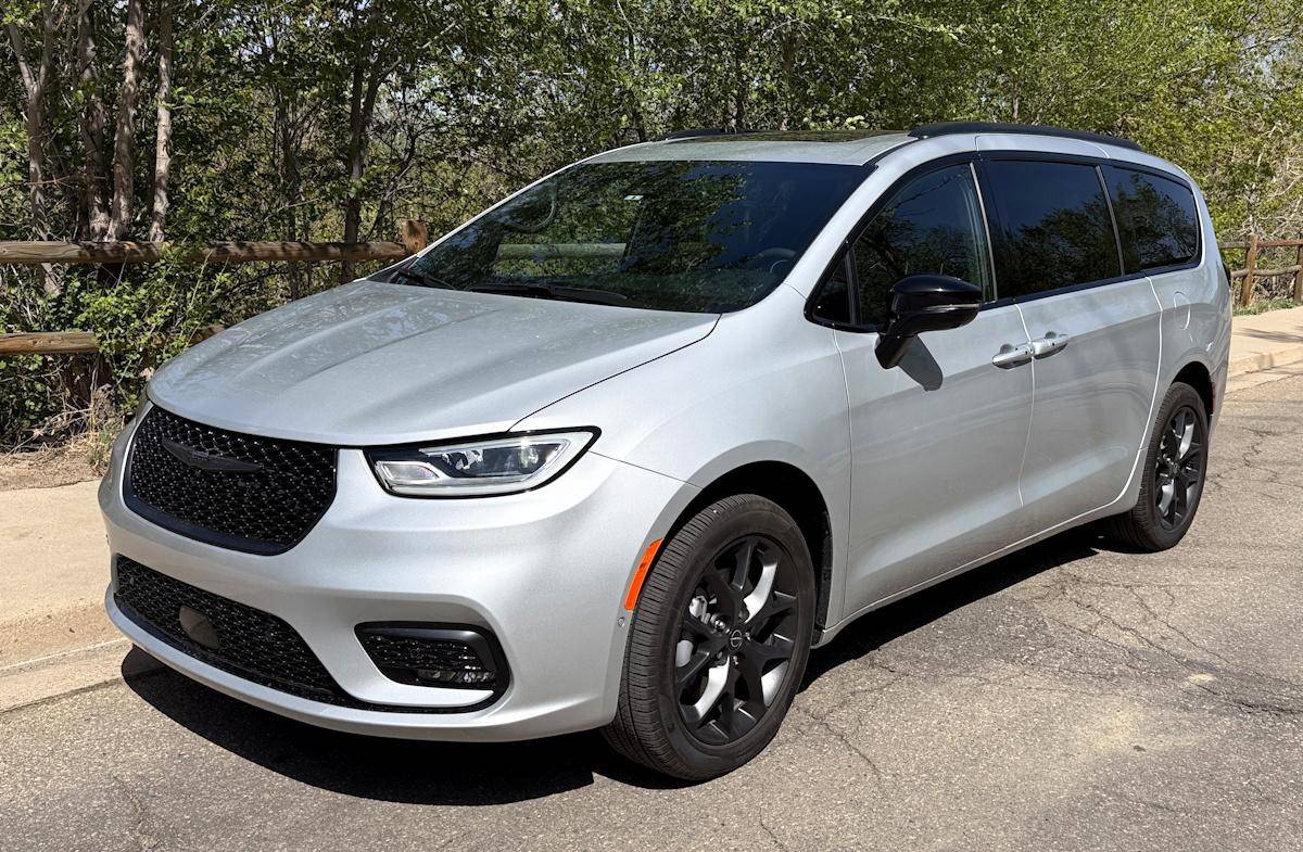 2026 Chrysler Pacifica AWD S Appearance