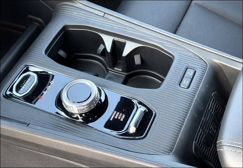 2026 jeep cherokee ltd - center console