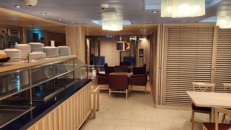 Family Harbor Lounge dining
