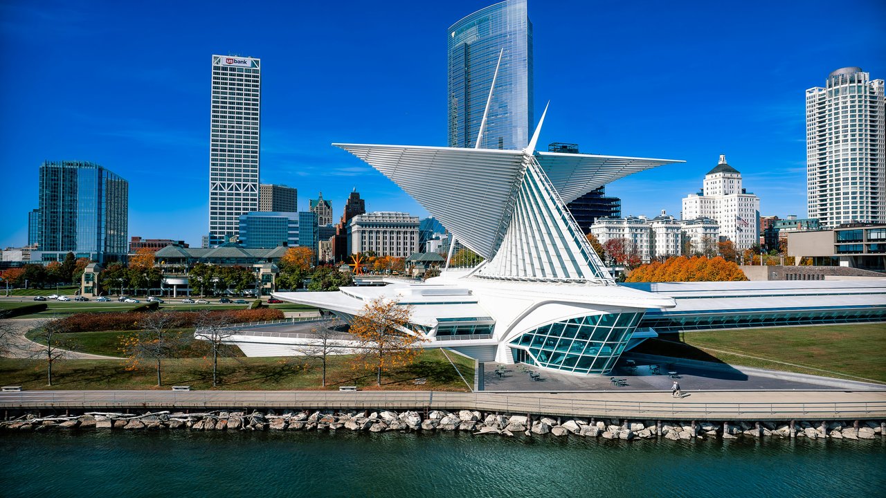Milwaukee lakefront and skyline family vacation destination